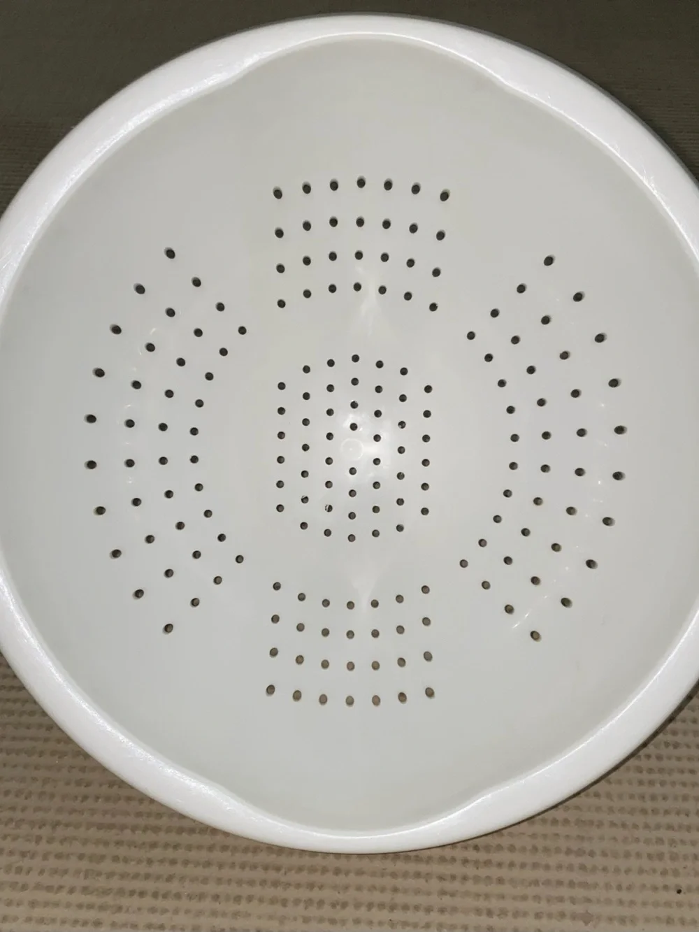 White Plastic Large Colander w/ Handles, Reusable Stain Resistant. 12 inches.